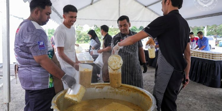 Lebih 10,000 Paket Bubur Lambuk Istana Johor Diedarkan Kepada Rakyat