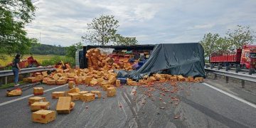 Trak Bersama Lori Ditunda Terbalik, Kotak Berisi Tomato Berselerak Di Lebuh Raya