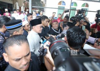 ‘Pemakaian Lencana Jalur Gemilang Untuk Pelajar Tak Susah, Sudah Dilaksana Di Negara Jiran’ – Anwar