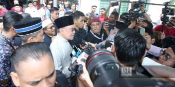 ‘Pemakaian Lencana Jalur Gemilang Untuk Pelajar Tak Susah, Sudah Dilaksana Di Negara Jiran’ – Anwar