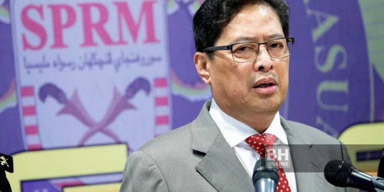 Azam Sahkan SPRM Menahan Petugas Media Malam Tadi