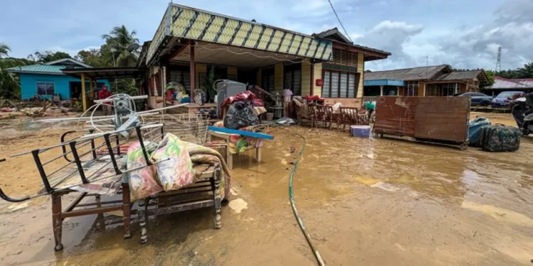 Banjir Kilat Seperti ‘Kepala Air’, Penduduk Berpaut Tiang 20 Minit Elak Hanyut