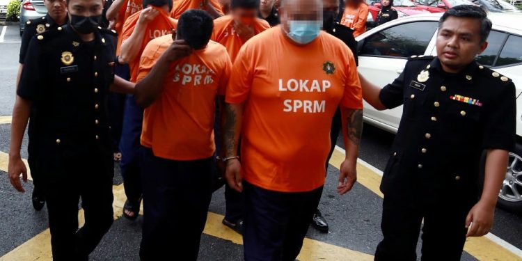 14 Individu Direman SPRM Disyaki Kemuka Borang Daftar Kelahiran Palsu