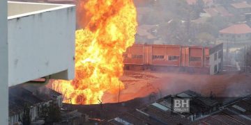 Penduduk Nampak Letusan Bentuk Cendawan Sebelum Api Marak