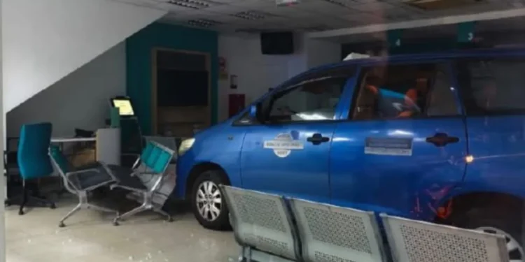 MPV ‘Meluncur Masuk’ Dalam Bank
