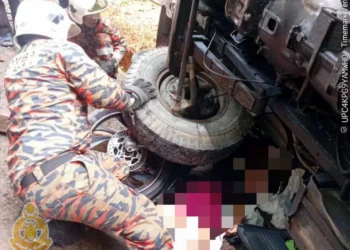 20 Minit Keluarkan Budak 4 Tahun Tersepit Lori Terbalik
