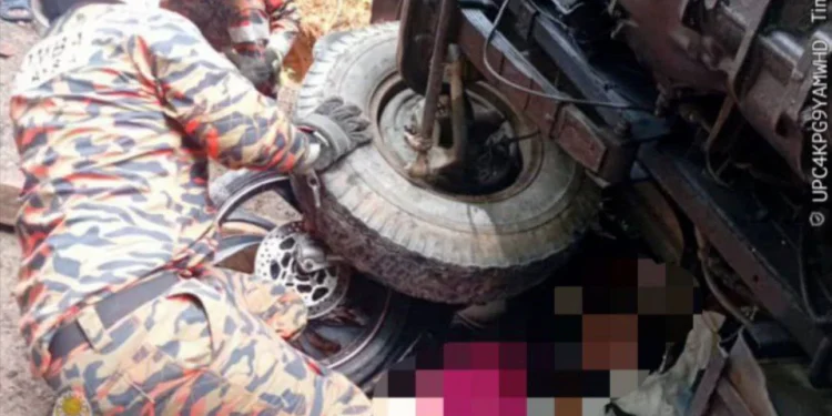 20 Minit Keluarkan Budak 4 Tahun Tersepit Lori Terbalik