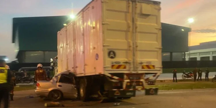 Dua Warga Asing Maut Kereta Langgar Lori Buat Pusingan U