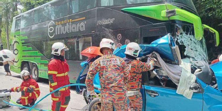 Tiga Maut Bas Ekspres Bertembung Kereta