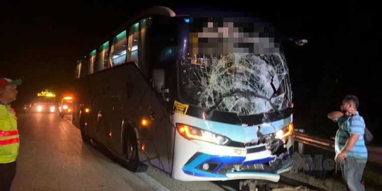 28 Selamat, Bas Ekspres Rempuh Belakang Treler Di Maran