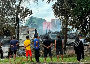 Kebakaran Stor: Cecair Hitam Dipercayai Minyak Dikhuatiri Mengalir Ke Selat Tebrau