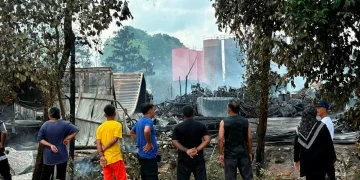 Kebakaran Stor: Cecair Hitam Dipercayai Minyak Dikhuatiri Mengalir Ke Selat Tebrau