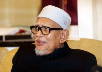 Menteri Kesihatan Melawat Abdul Hadi Di IJN