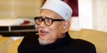Menteri Kesihatan Melawat Abdul Hadi Di IJN