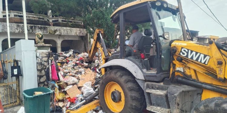 Warga Emas Agresif, Simpan Bukit Sampah 32 Tan Dalam Rumah