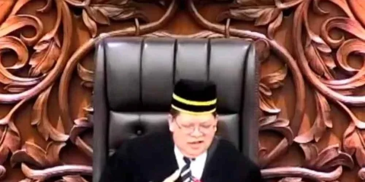 Pertelingkahan Mamba, Mambang Buat Johari ‘Sesak Nafas’