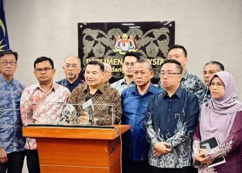 ‘Anak Saya Mungkin Dicucuk dadah, Virus Atau Air’ – Rafizi