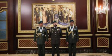 Agong Kurnia DMIJ Kepada Panglima 21 Gerup Gerak Khas, Juruiring Pemangku Sultan Johor