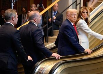 Insiden Melucukan: Eskalator Tergendala & Teleprompter Rosak Saat Trump Berucap