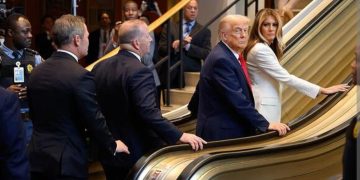 Insiden Melucukan: Eskalator Tergendala & Teleprompter Rosak Saat Trump Berucap
