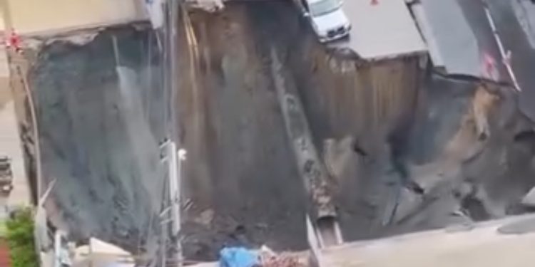 BANGKOK: Jalan Utama Runtuh, Kawah Sedalam 50 Meter Terbentuk