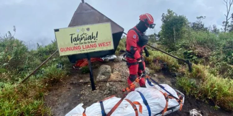 Jenazah Pendaki Dibawa Turun Dari Puncak Gunung Liang Petang Tadi