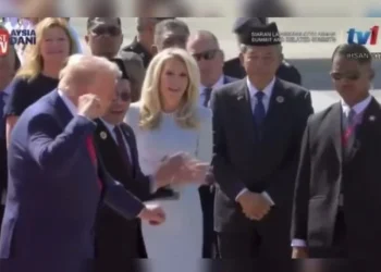 Trump Ceria Sebaik Tiba Di KLIA Sepang, Santai Cuba Tarian Tradisional Ikut Rentak Kompang