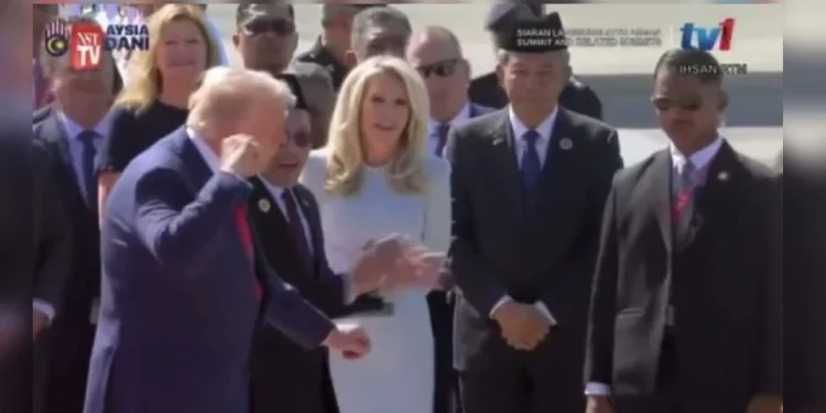 Trump Ceria Sebaik Tiba Di KLIA Sepang, Santai Cuba Tarian Tradisional Ikut Rentak Kompang