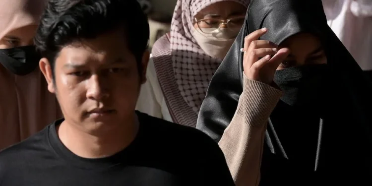 ‘Semoga Allah Melaknat Kau. Kau Tunggu, Botak’ – Suami Ismanira