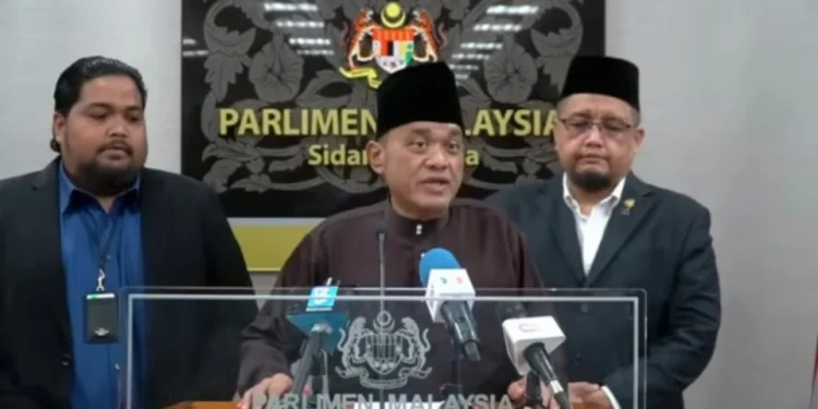 Ahli Parlimen Hulu Langat Nafi Tak Hirau Mangsa Banjir Kawasannya, Sibuk Berkaraoke Di Sabah