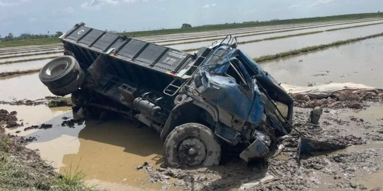 Pemandu Selamat, Lori Terbabas Masuk Bendang Di Jalan Kampung Naga, Jitra
