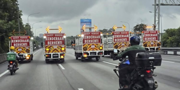 Kenderaan Keselamatan Hentikan Trafik Demi Tampal Jalan