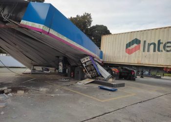 Bumbung Stesen Minyak Runtuh Dilanggar Treler Di Kulim