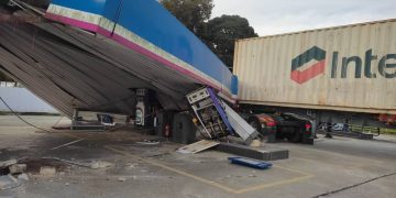 Bumbung Stesen Minyak Runtuh Dilanggar Treler Di Kulim