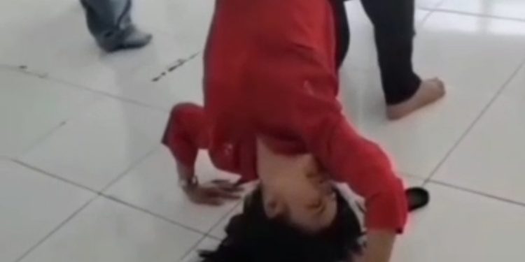 Pekerja Kilang Dirasuk Beramai-ramai