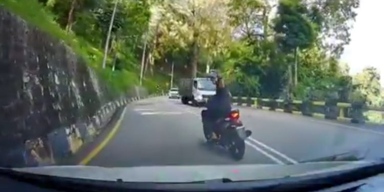 Penunggang Motosikal Sentap Kena Hon!