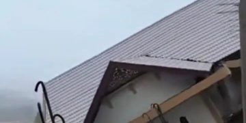 Sebuah Rumah Besar Tenggelam Terus Dalam Sungai