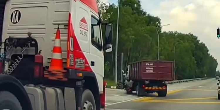 Lori Pembunuh – Bagi Isyarat Kanan, Belok Kiri – Penunggang Motosikal Maut Di Lokasi