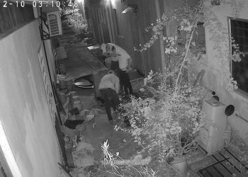 Cubaan Buka Penutup Lubang Kabel Di Lorong Belakang Rumah Dirakam CCTV