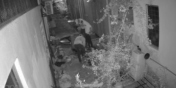 Cubaan Buka Penutup Lubang Kabel Di Lorong Belakang Rumah Dirakam CCTV