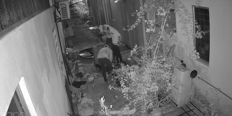 Cubaan Buka Penutup Lubang Kabel Di Lorong Belakang Rumah Dirakam CCTV