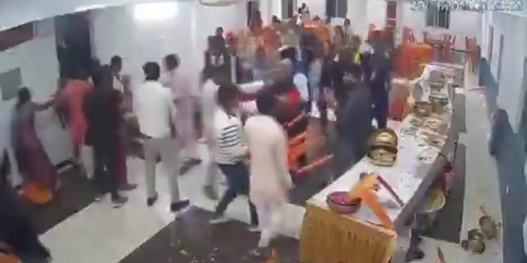 Kerana Manisan Habis – Keluarga Pengantin Lelaki Dan Perempuan Gaduh Besar