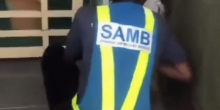 Video Tular Lelaki Rakam Pekerja Air, Rupanya Tunggakan Bil Punca Bekalan Dipotong