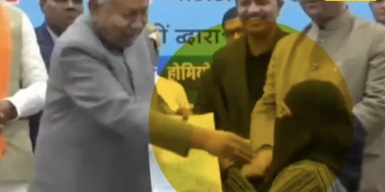 Kontroversi Di Patna: Nitish Kumar Dipersoal Lepas Tanggalkan Tudung Doktor Muslim
