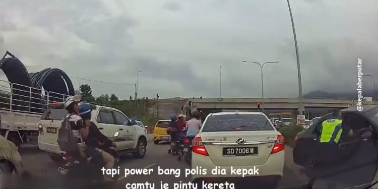 Netizen Terpegun – Abang Polis Jadi Hulk…Kepak Pintu Bezza Camtu Aje