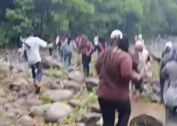 Detik Kepala Air Tiba Mengejut Di Air Terjun Pelangi Cetus Panik Pelawat