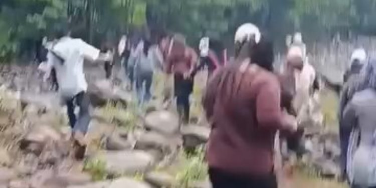 Detik Kepala Air Tiba Mengejut Di Air Terjun Pelangi Cetus Panik Pelawat