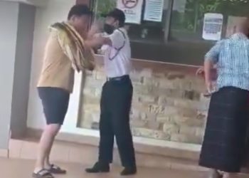 Video Viral: Pelanggan Tak Faham Bahasa Dipakaikan Kain Sarung Di Pejabat Tanah 