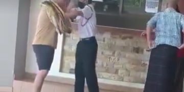 Video Viral: Pelanggan Tak Faham Bahasa Dipakaikan Kain Sarung Di Pejabat Tanah 