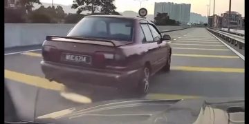 Pandu Macam Orang Gila…Meroyan Bila Kena Hon